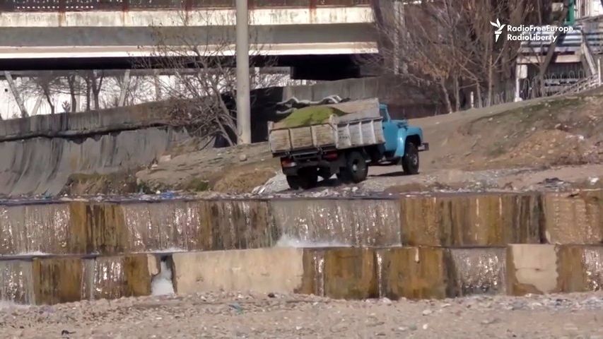 Video: V Dušanbe si zamořili vodní kanály, házeli do nich odpadky